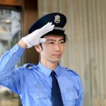 敬礼している男性警備員