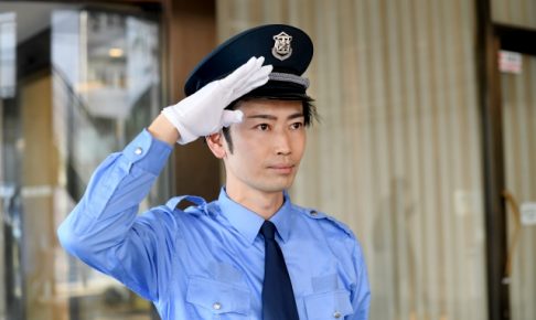 敬礼している男性警備員