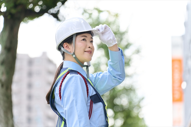 ヘルメットを被っている女性警備員