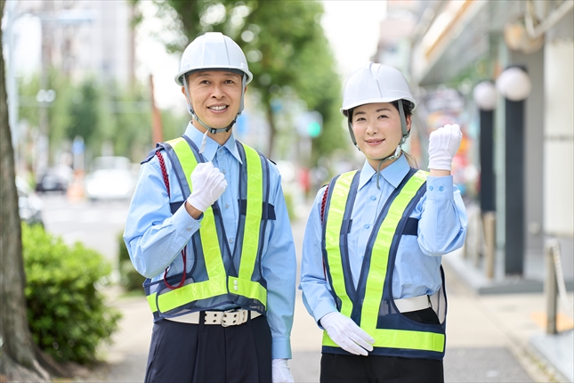 ガッツポーズをする男性警備員と女性警備員