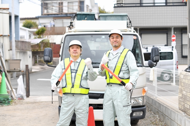 ガッツポーズの警備員2人