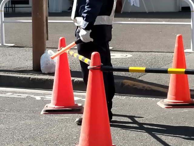 カラーコーンと警備員