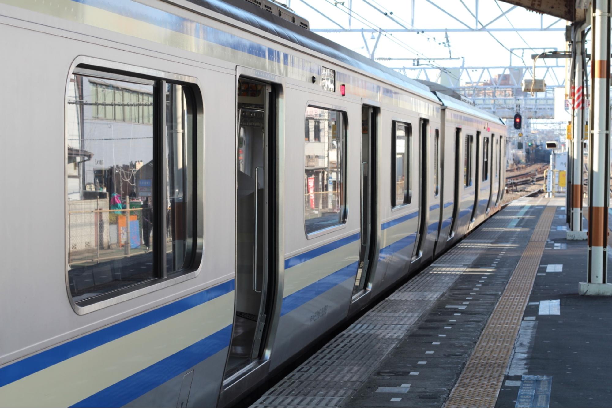 駅のホームに停車している電車