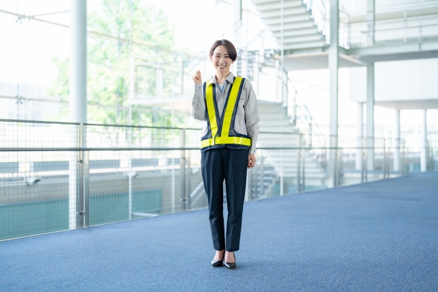 ガッツポーズの女性警備員