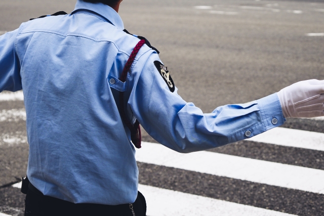 右手が写っている警備員