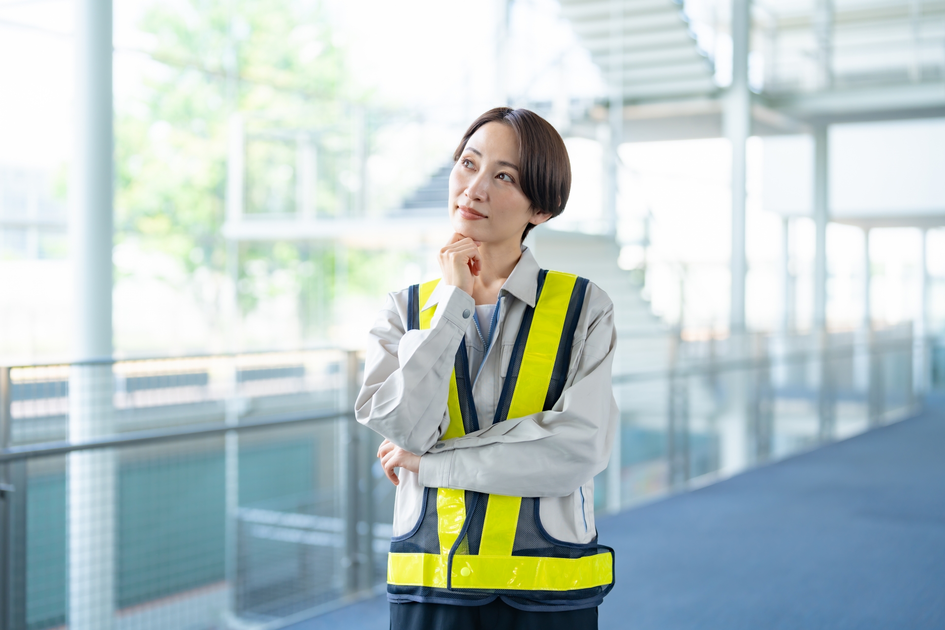 考える女性警備員