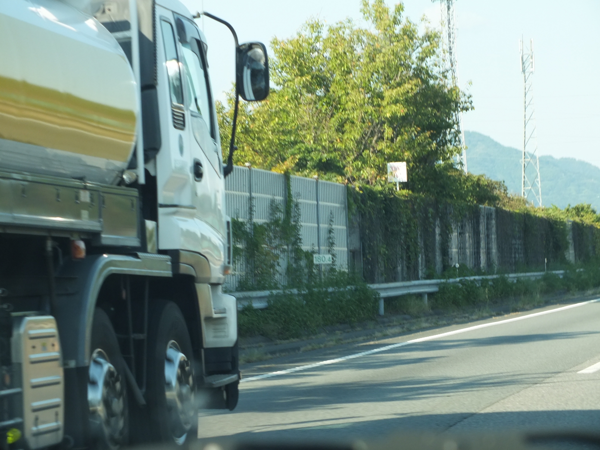 トラックが高速道路を走っている