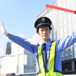 交通誘導をする警備員