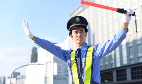 交通誘導をする警備員